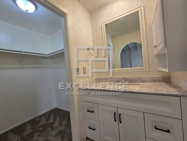 Building Photo - Spacious 2/2.5 Townhouse with 1 Car Garage...