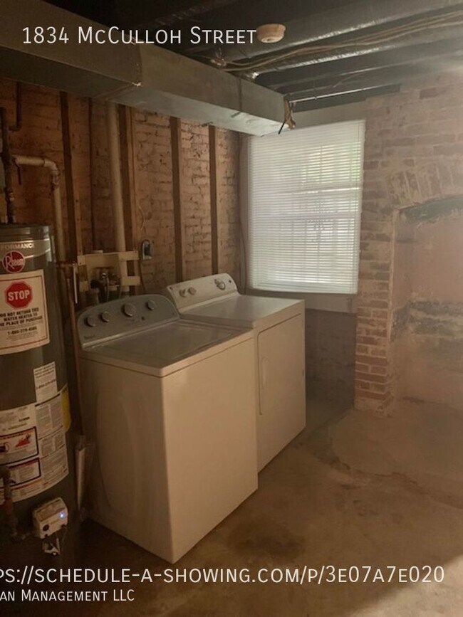 Building Photo - Enormous Rowhome in Madison Park - Close t...