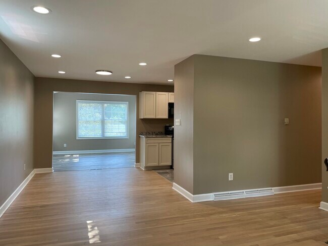 Building Photo - 3421 Holwyn Rd