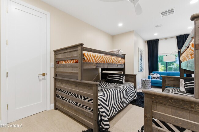 Building Photo - 4601 N Royal View Dr