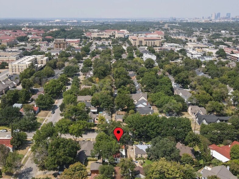 12 min walk to TCU - 2917 Benbrook Blvd