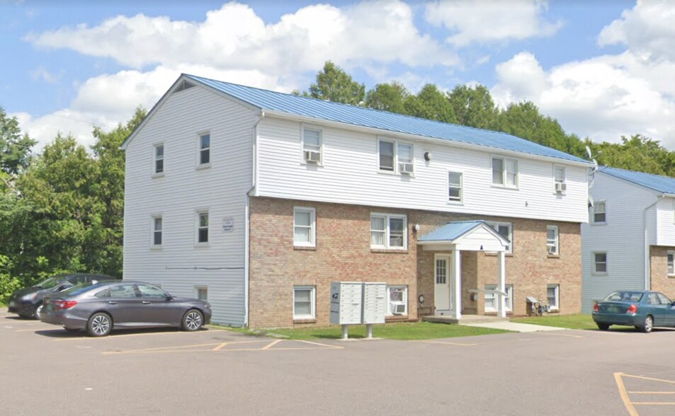 119 Main Street 4A outside, with covered front entrance. 4A is on the second floor and the bedroom windows face the streetside. - 119 Main St