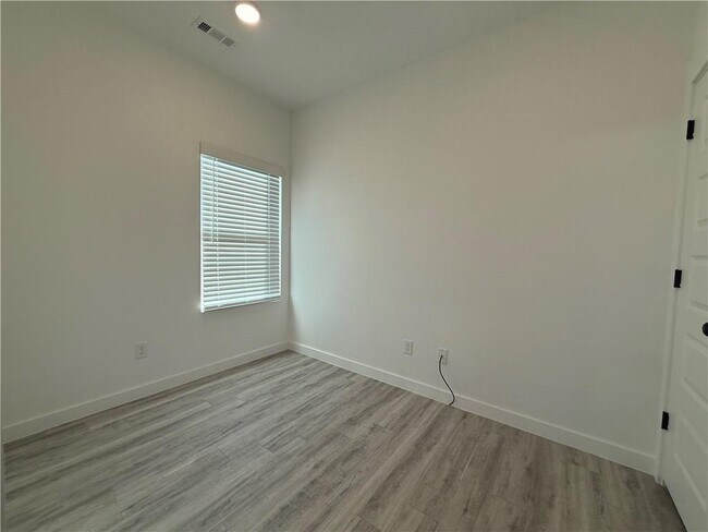 Building Photo - 831 States Ave