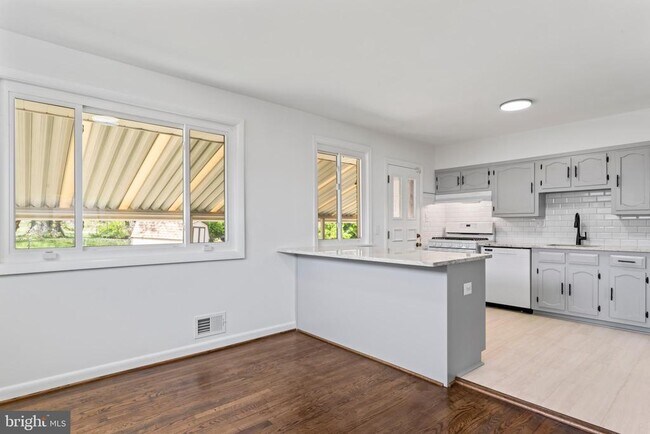 Building Photo - 2521 Fairhill Dr