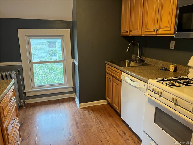 Building Photo - 140 12th Ave