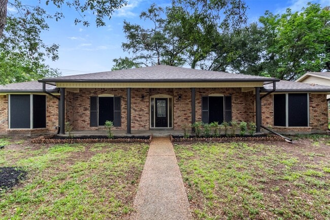 Primary Photo - 2101 Lamar Dr