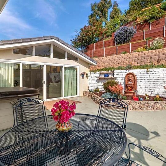 Hot tub w/ garden and tiers - 3705 Putter Dr