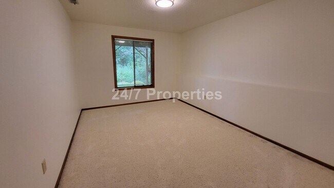 Building Photo - Beautiful 4 BD | 2.5 BA w/ Large Deck and ...