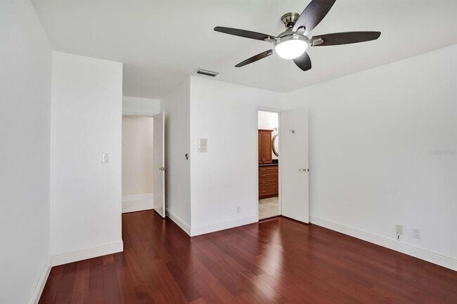 Building Photo - 2527 Lakes Dr