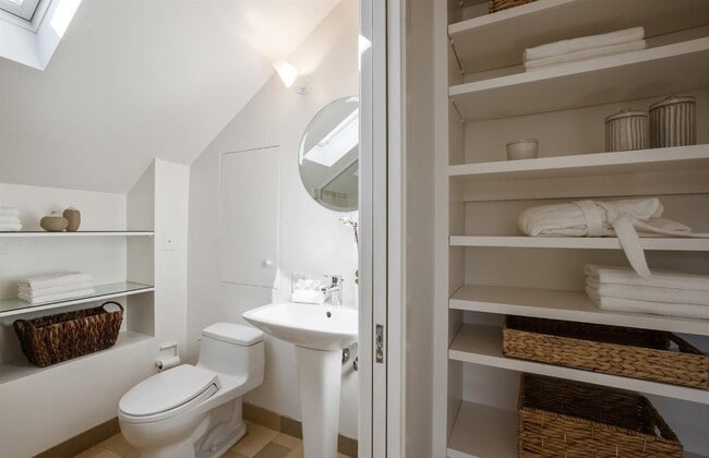 Building Photo - 2548 Pine St