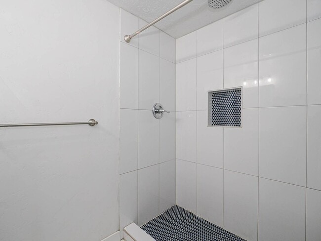 Building Photo - 5 Bedroom, 2.5 Bathrooms Home