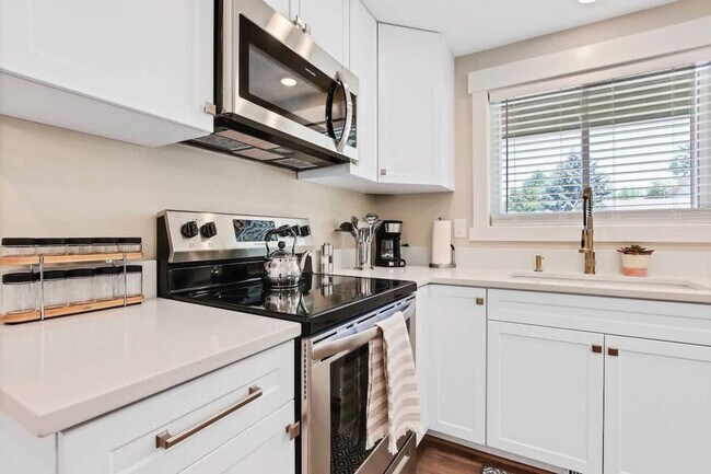 Building Photo - 1215 E Cerramar Ct