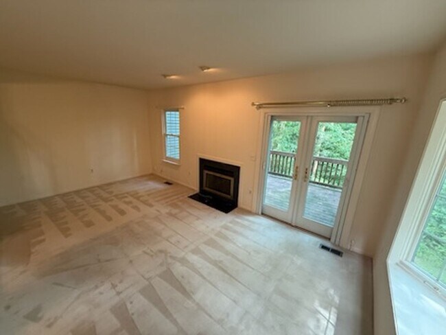 Building Photo - Updated 4BR Townhome!