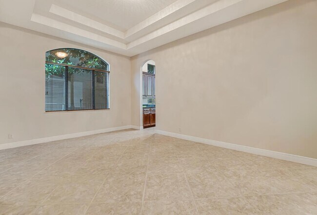 Building Photo - 10513 Versailles Blvd