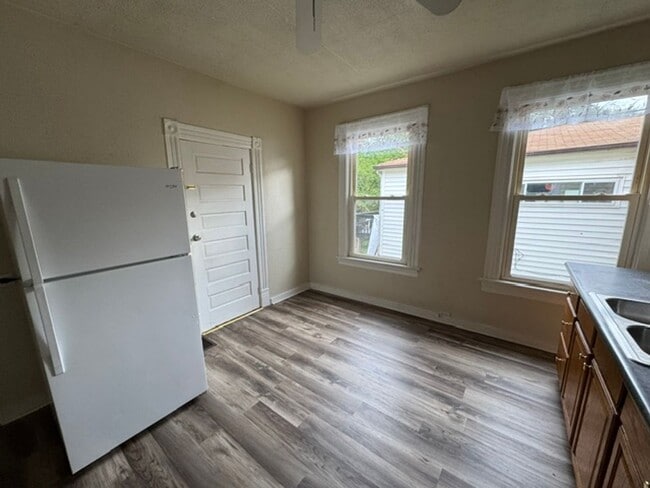 Building Photo - Charming 2 Bedroom Bungalow