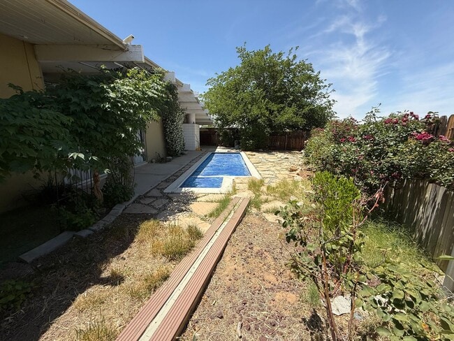 Building Photo - High Desert Retreat- 3 Bedrooms, 2 Bathroo...