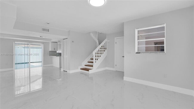 Building Photo - 2412 W 54th Pl