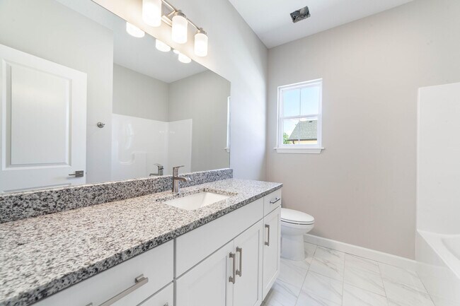 Building Photo - 220 Green Meadows Cir