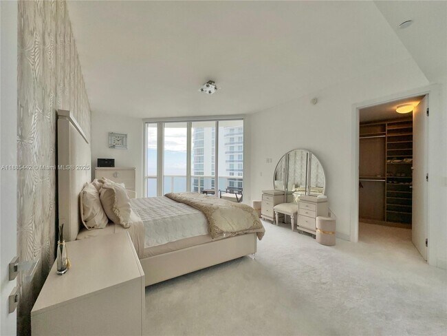 Building Photo - 15901 Collins Ave