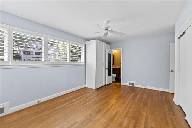 Building Photo - "Charming 4-Bed Retreat with Granite Kitch...