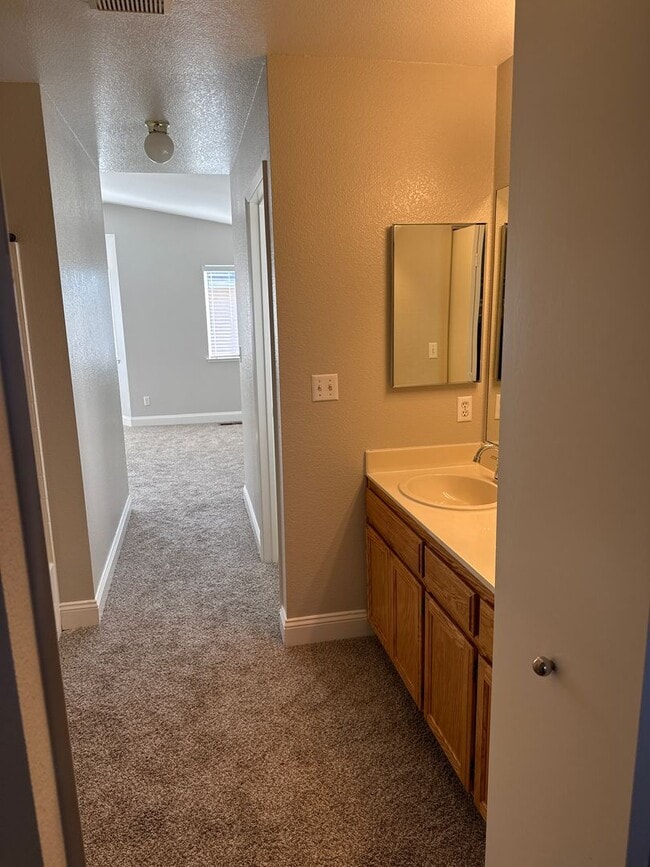 Building Photo - Great location