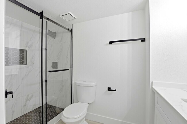 Building Photo - Beautiful 2 Bedroom Condo in China Town District