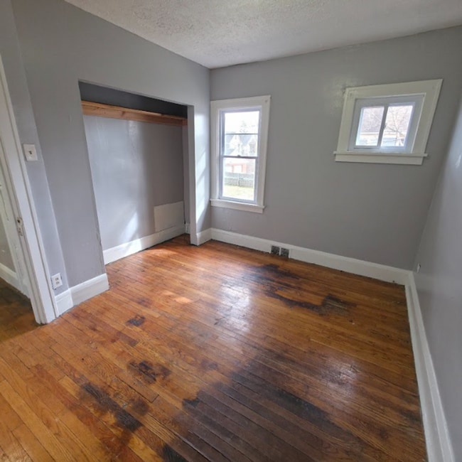 Building Photo - 3625 E 153rd St