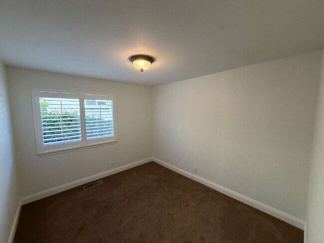 Building Photo - "Charming 4-Bed Oasis with Granite Touches with Tennis and Poolside Bliss steps away in Danville!"