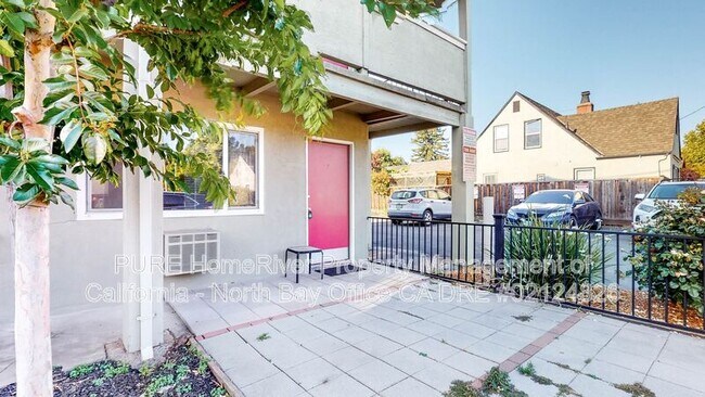 Building Photo - 555 Dexter St
