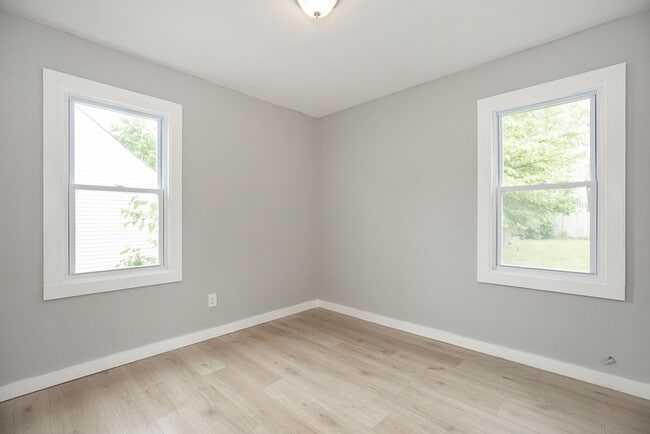 Building Photo - 3 Bedroom/1 Bath Single House Euclid!