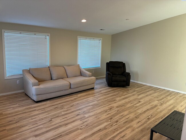 Building Photo - Great Back Yard! Lawn Care Included