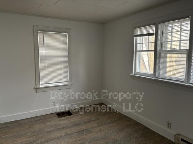 Building Photo - 6 11th St S