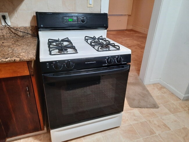 STOVE/OVEN - 27 Vernon Ave