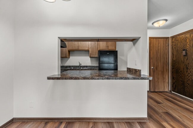 Building Photo - Renovated Lower Studio Apartment Available at our Cedar View Apartments