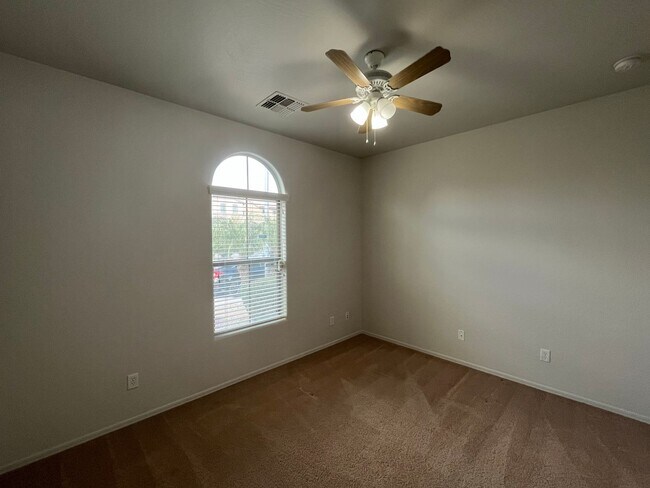 Building Photo - 4 Bedroom Home with Loft in Stonefield Com...