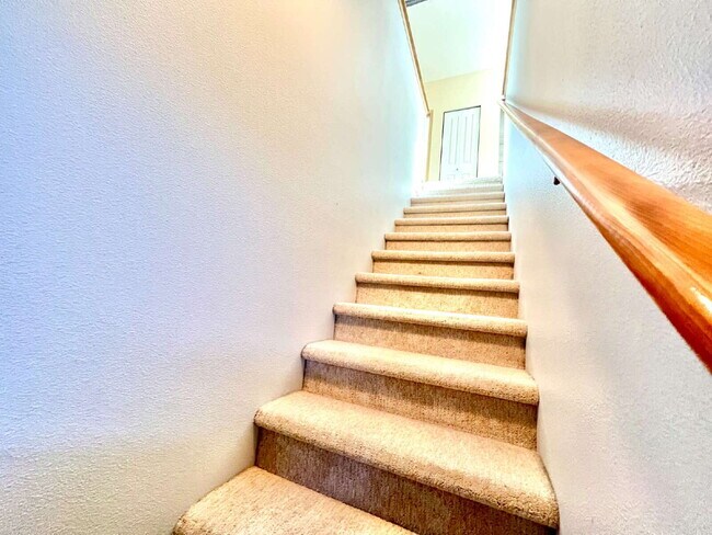 Building Photo - Move-In Ready Puyallup Townhome – Central Location, Easy Commute