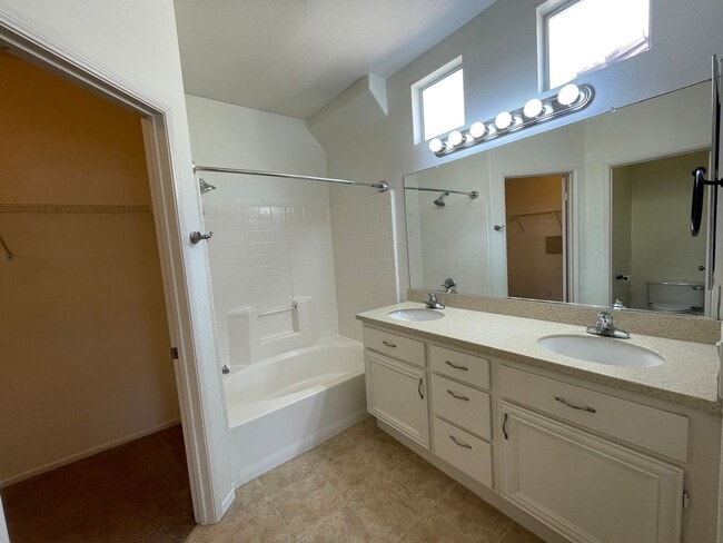 Building Photo - Charming Condo in Oceanside