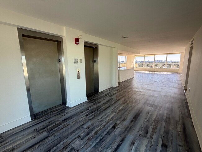 Building Photo - 2000 NE 135th St