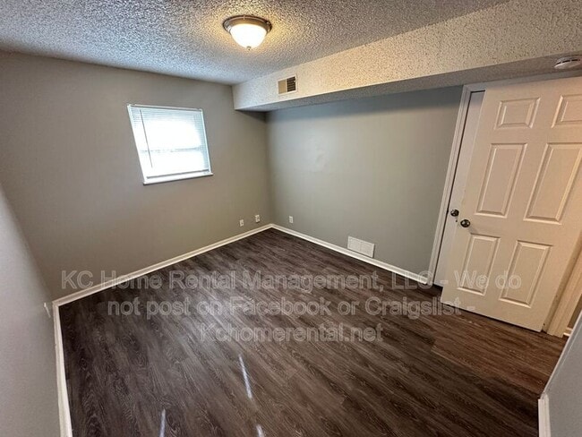 Building Photo - 9223 E 54th St