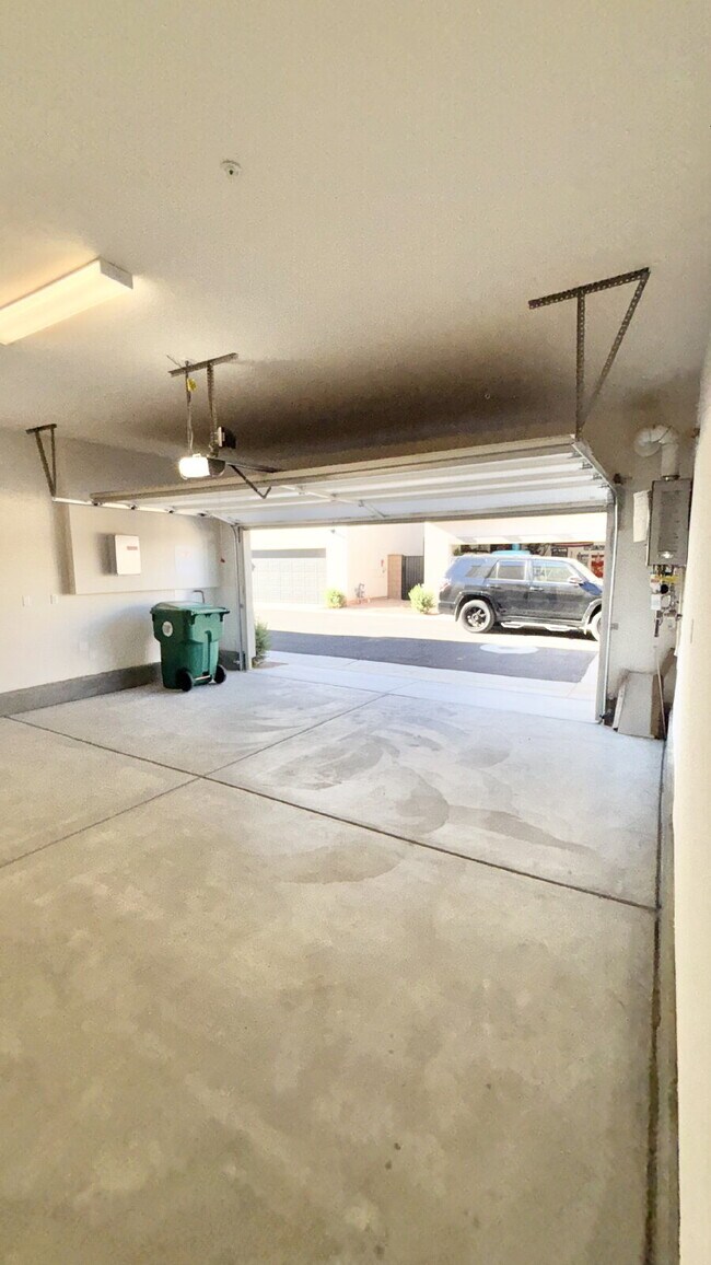 Building Photo - 4 Bedrooms Available University Park
