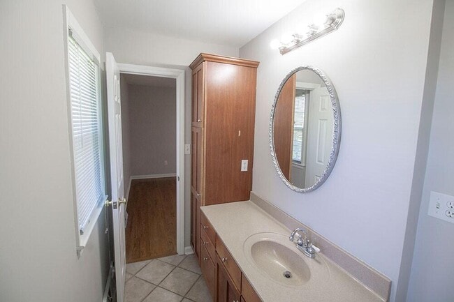 Building Photo - 2207 Bushnell Dr