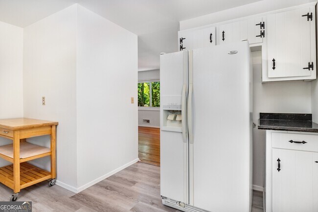 Building Photo - 2563 Beverly Hills Dr