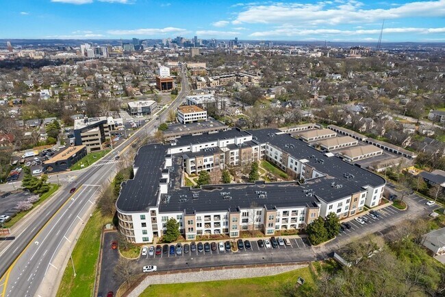 Building Photo - 2600 Hillsboro Pike