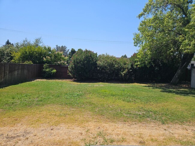 Building Photo - LARGE 4 BEDROOM 3 BATH FULLY FURNISHED HOUSE
