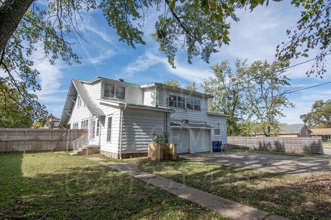 Building Photo - 4-Bedroom 2-Bathroom + Bonus Room