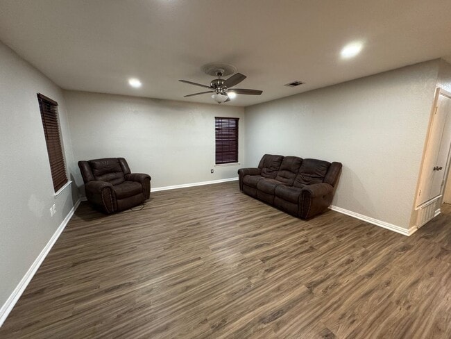 Building Photo - 257 Brettwood Dr