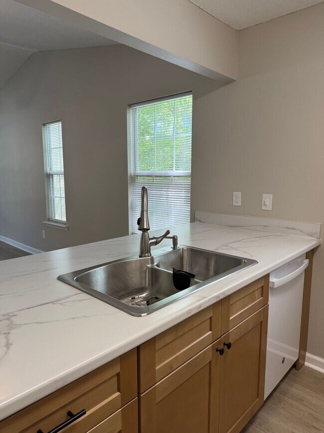 Building Photo - Gorgeous 2/2 newly renovated townhome available now!