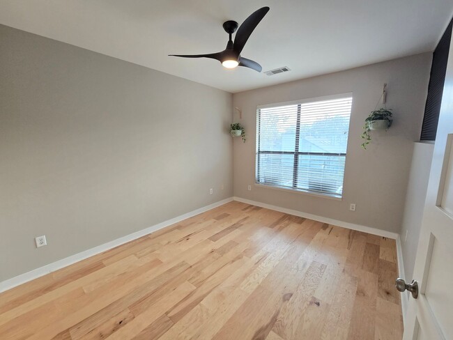 Building Photo - Spacious 2/2 Oak Lawn Condo w/ All Applian...