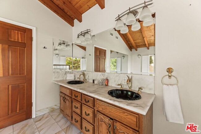 Building Photo - 3200 Oakley Dr