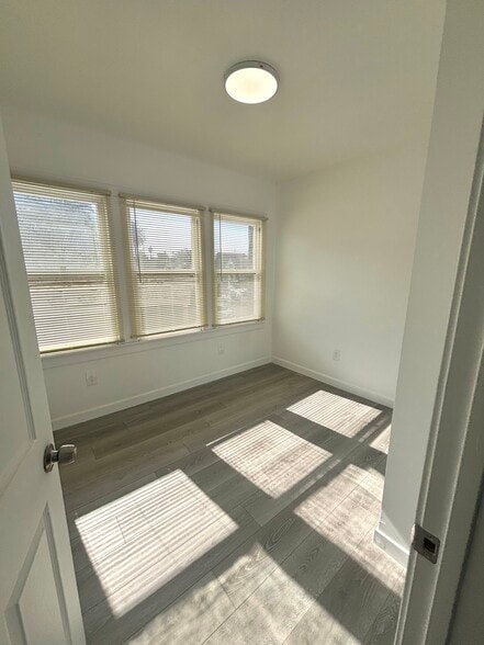 Building Photo - 1956 1/2 Park Grove Ave